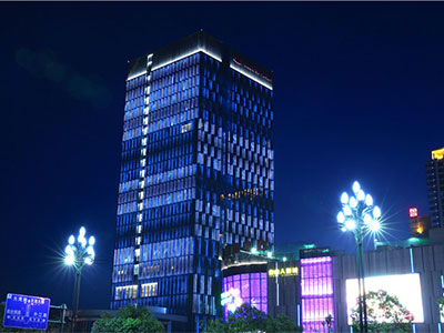 Iluminación nocturna del Crowne Plaza Yibin