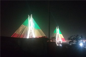 Iluminación del puente de cable - stayed en Brazzaville, Congo, agosto de 2016