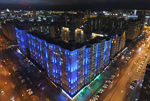 2017.11 iluminación del edificio de apartamentos Sultán - isanan en Nur, Kazajstán