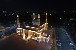 2019.6 iluminación de mezquitas en Nur sultán, Kazajstán