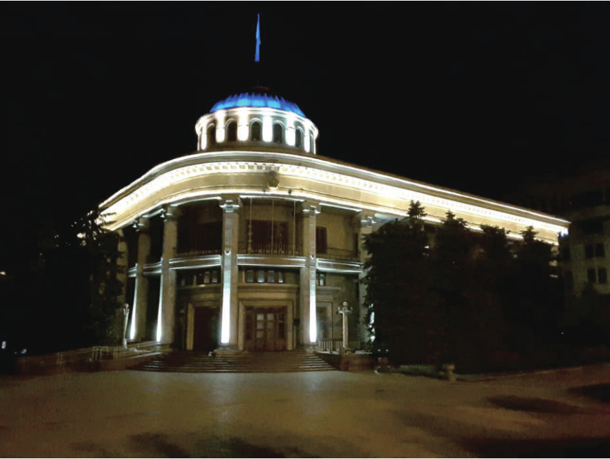 Almaty, Kazajstán - edificio del Gobierno de distrito